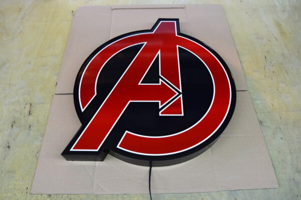 Podświetlane Logo 3D LED Marvel’s Avengers 50-80 CM Reklama