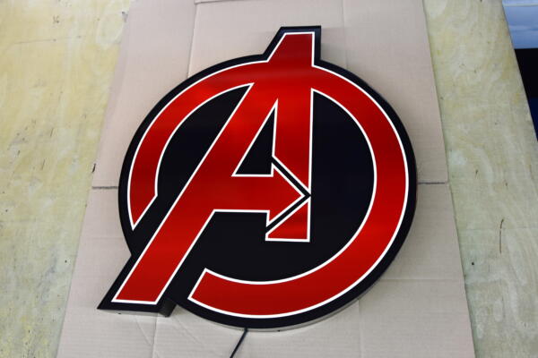 Podświetlane Logo 3D LED Marvel’s Avengers 50-80 CM Reklama